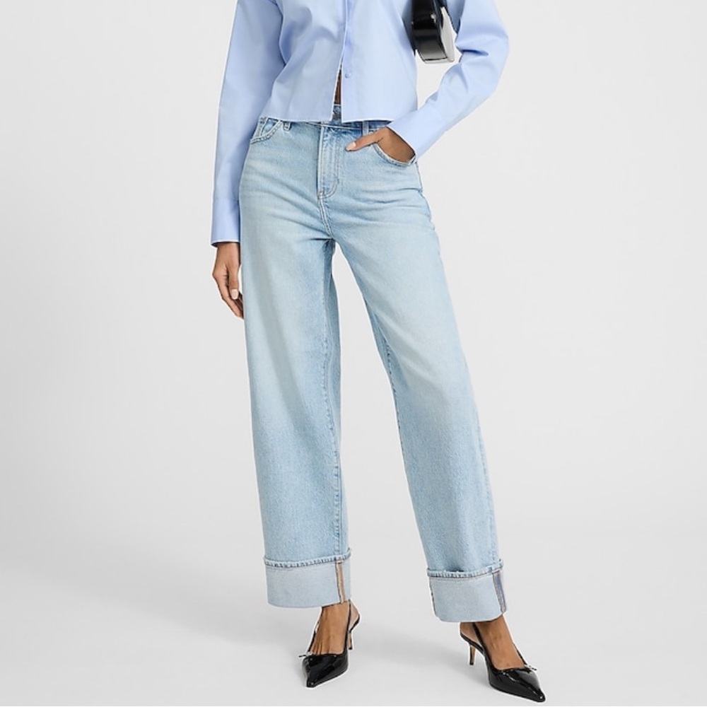 Like new! Express relaxed straight high rise cuffed jeans size 6 short